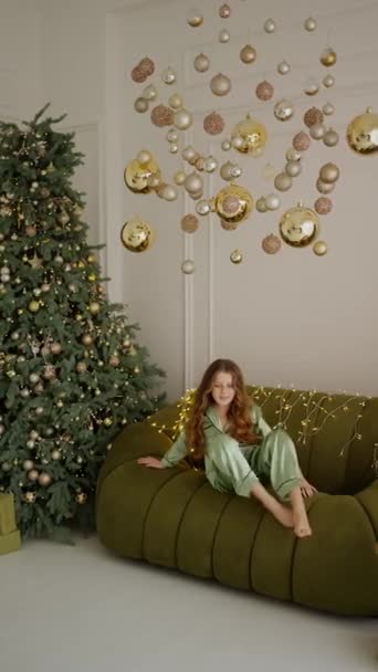 Ein Teenager Wartet Hause Auf Der Couch Auf Neujahrsgeschenke — Stockvideo