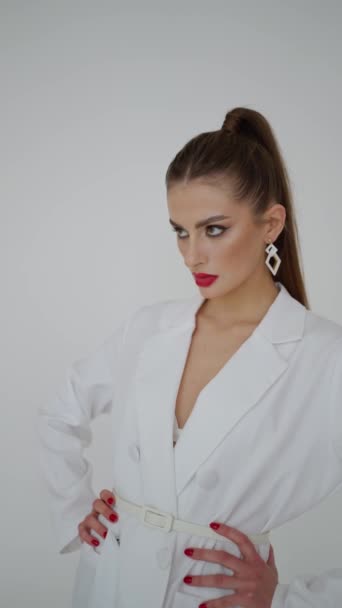 Schöne Junge Frau Mit Stylischer Frisur Posiert Studio Close Gesicht — Stockvideo