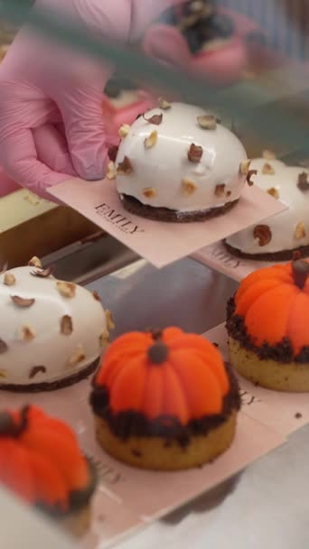 Kvinnlig Hand Plasthandskar Sätter Dessert Monter Till Salu — Stockvideo