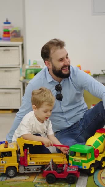 Sevgi Dolu Genç Babayla Oyuncak Araba Oynayıp Yerde Eğlenen Mutlu — Stok video
