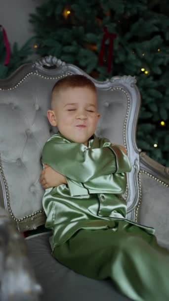 Ребенок Сидит Кресле Рядом Елкой Ждет Новогоднего Сюрприза Санта Клауса — стоковое видео