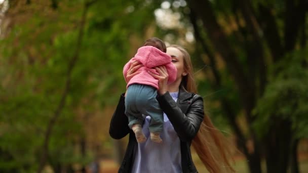 Matka Novorozenou Dcerou Náručí Prochází Otevřeném Parku Čerstvém Vzduchu Šťastná — Stock video