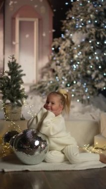Noel ağacında kırmızı toplar ve arka planda bir yıldız Yeni yılda ve Noel tatillerinde mucizeler bekliyor.