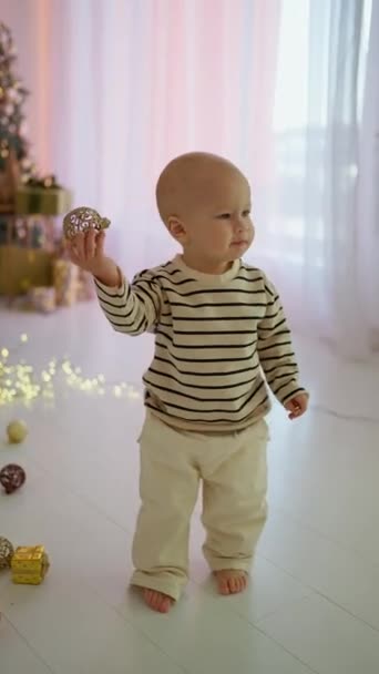 Маленький Милый Ребенок Играет Рождественской Игрушкой — стоковое видео