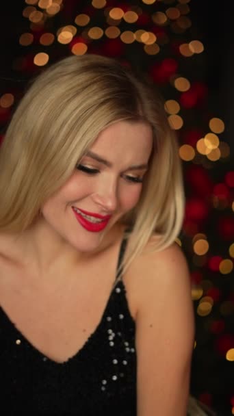 Belle Jeune Fille Blonde Mince Avec Maquillage Lumineux Dans Une — Video