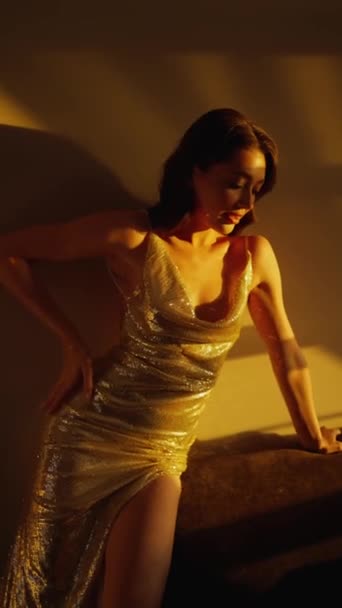 一个穿着闪亮衣服站在酒店房间里性感的年轻女人的画像 在镜头前摆姿势的瘦女人 — 图库视频影像