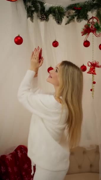 Красивая Женщина Украшает Дом Гирляндами Рамках Подготовки Зимним Праздникам — стоковое видео