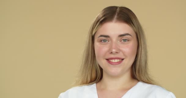 Infirmière Tient Une Seringue Pour Les Injections Procédures Cosmétologie — Video