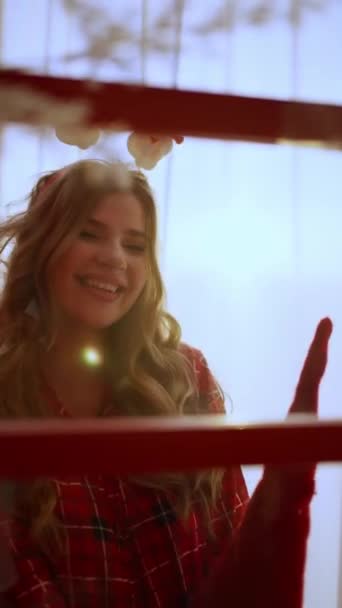 Ein Junges Mädchen Feiert Weihnachten Und Lächelt Mit Weihnachtsschmuck Auf — Stockvideo
