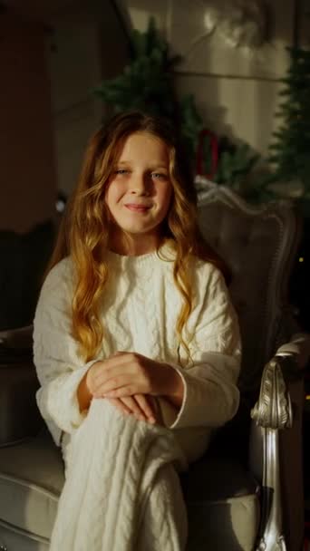 Boldog Tini Lány Nevet Néz Kamera Fehér Öltöny — Stock videók