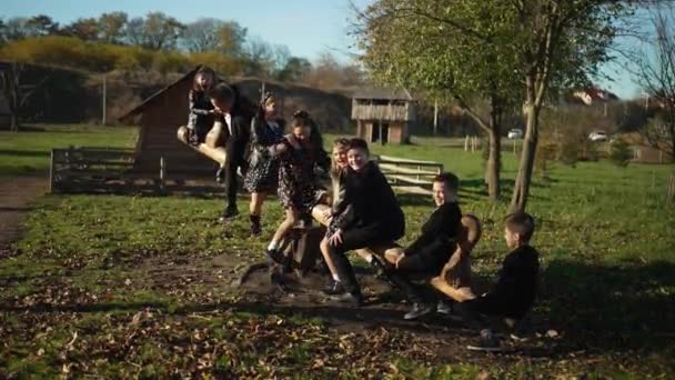 Eine Gruppe Kinder Reitet Auf Einer Schaukel Auf Einem Spielplatz — Stockvideo