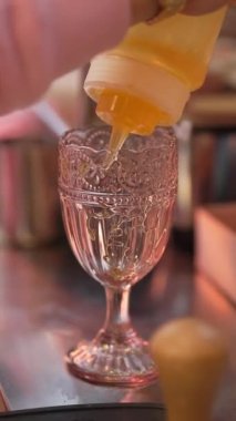 Kadın barmen kokteyl yapar, barmen barda alkollü kokteyl hazırlar. Bir gece kulübünde ya da barda alkollü içecekler hazırlamak, bardakta içki karıştıran profesyonel barmen.
