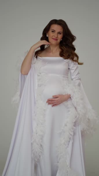 Zwangere Buik Vrouw Witte Jurk Binnen Poseren Voor Fotograaf — Stockvideo