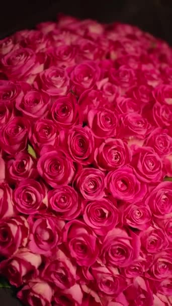 赤いバラの巨大な美しい花束 クローズアップ バラの実治療を開花 結婚式の背景 バレンタインデーのコンセプト — ストック動画