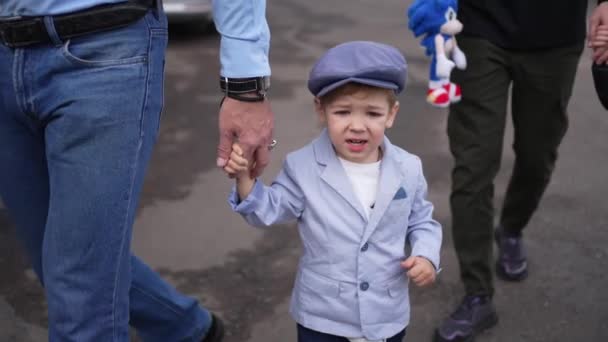 这位年轻的父亲牵着他的小儿子来到了晨园的小巷 父亲节 — 图库视频影像