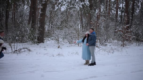 Родители Детьми Прогулке Снежном Парке — стоковое видео