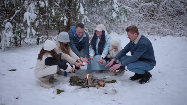 Glücklich Lächelnde Familieneltern Mit Kindern Wärmen Sich Feuer Beim Picknick — Stockvideo