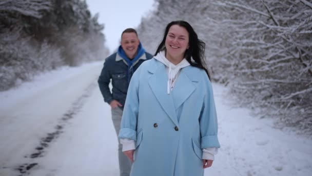 Para Zakochanych Śmieje Się Ciesząc Się Weekendem Śnieżnej Naturze Słoneczny — Wideo stockowe