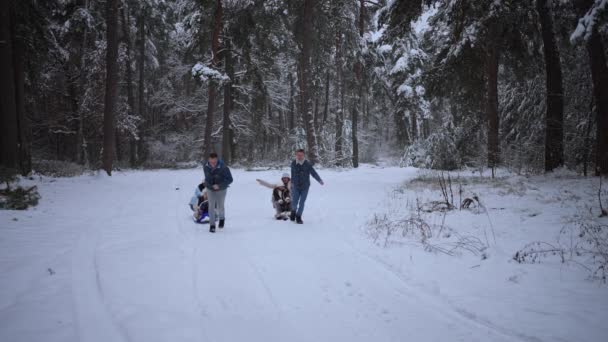 Vater Mutter Und Ihre Kinder Vergnügen Sich Beim Winterferienrodeln Wald — Stockvideo