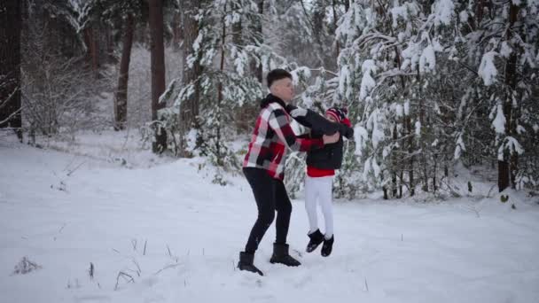 Πατέρας Και Γιος Διασκεδάζουν Στο Χιόνι Μια Οικογένεια Απολαμβάνει Μια — Αρχείο Βίντεο