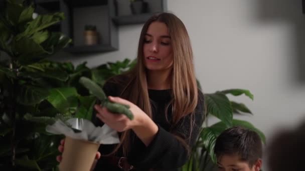 一位年轻的女花匠创造了一束花 在花店工作送花 — 图库视频影像