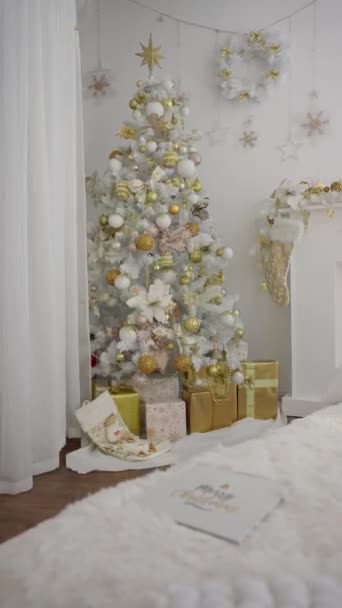 Kerstboom Kamer Nieuwjaarsinterieur Kerstmis Cadeaus Voor Familie Liefde Zorg Geloof — Stockvideo