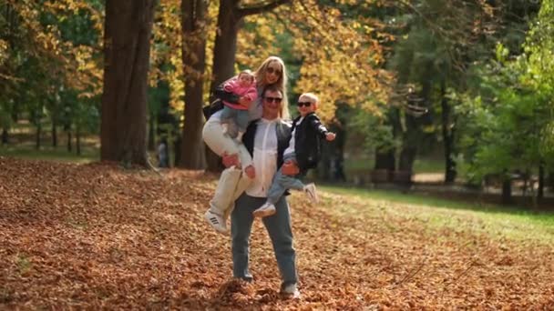 Pai Feliz Segurando Sua Esposa Com Dois Filhos Seus Braços — Vídeo de Stock