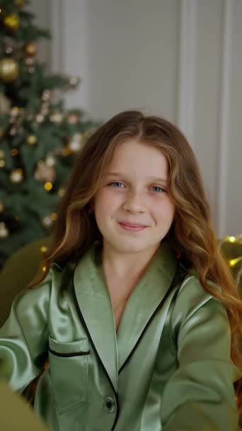 Bedårande Barn Sitter Nära Trädet Morgonen Med Julklappslåda Guldband Och — Stockvideo