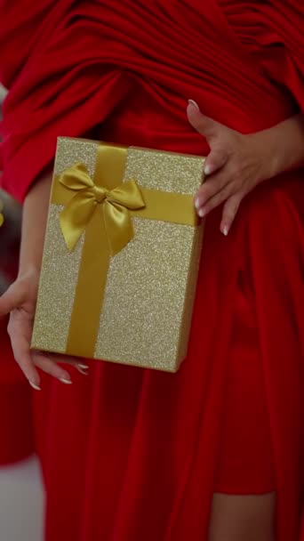 Wśród Świątecznego Sezonu Noworocznych Lub Zimowych Urodzin Niezidentyfikowana Kobieta Trzyma — Wideo stockowe