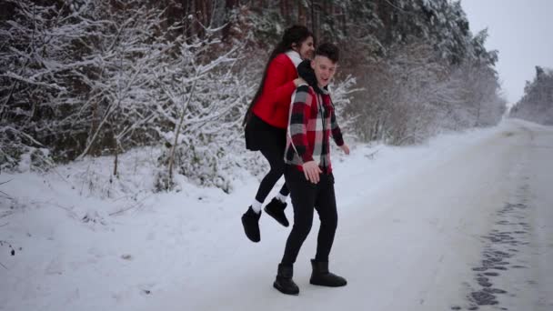 Heiterer Blick Auf Verliebte Paare Die Winter Verschneiten Wald Spielen — Stockvideo