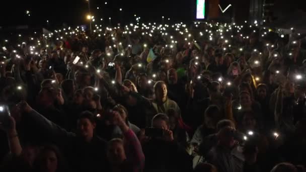 许多快乐的人举起手 握住手机闪光灯 史诗式的现场音乐会气氛 凉爽的夜宴 — 图库视频影像