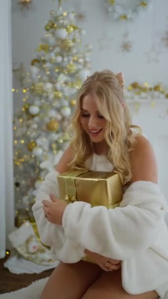 Νεαρή Γυναίκα Γελάει Χαρούμενα Και Αγκαλιάζει Χρυσό Κουτί Δώρο Πρωτοχρονιάς — Αρχείο Βίντεο