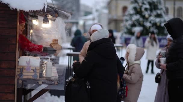 传统的圣诞市场在主市场广场上 快乐的人们走在摊位之间 寻找礼物 玩具和纪念品 — 图库视频影像