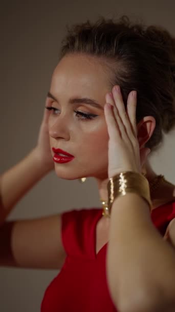穿着红色连衣裙的奢华女人身上的黄金珠宝 — 图库视频影像