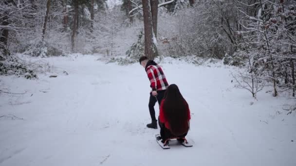 Ein Schönes Paar Rodelt Einem Verschneiten Wintertag Ein Mann Zieht — Stockvideo