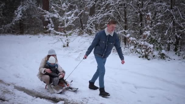 Der Ältere Bruder Fährt Winter Mit Seinen Schwestern Schlitten Schnee — Stockvideo