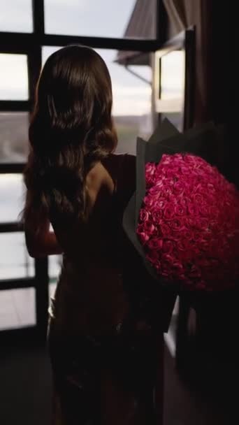 Femme Séduisante Avec Bouquet Roses Dans Une Chambre Hôtel — Video