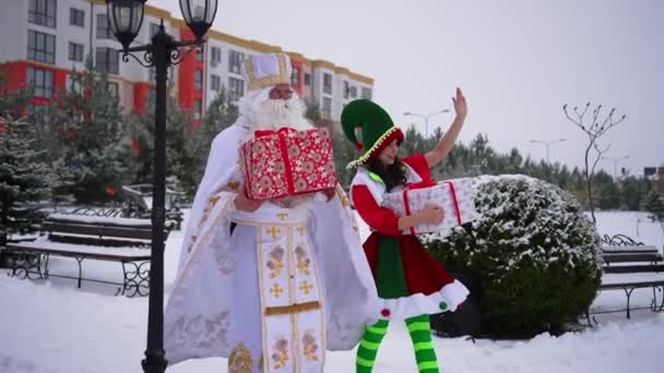 Santa Claus Reparte Regalos Los Niños Que Celebran Año Nuevo — Vídeos de Stock