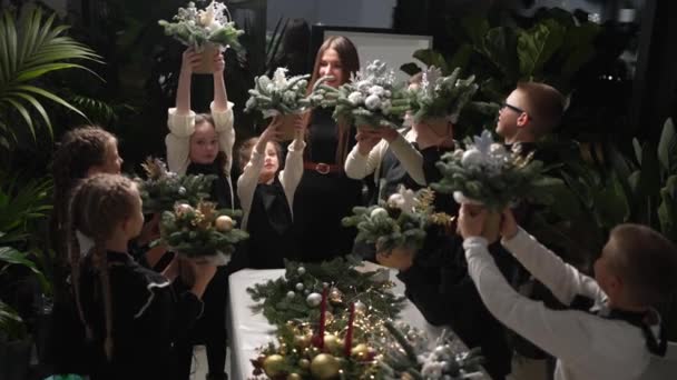 Çocuklar Masadaki Köknar Dallarından Noel Kompozisyonu Yapıyorlar — Stok video