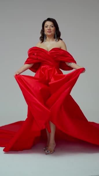穿着华丽的红色晚礼服 背景为白色工作室的女人 女王夫人 — 图库视频影像