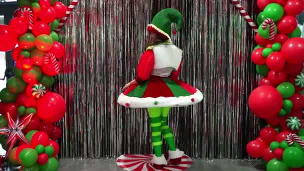 Młoda Dziewczyna Kostiumie Elfa Bawi Się Świątecznym Miejscu — Wideo stockowe