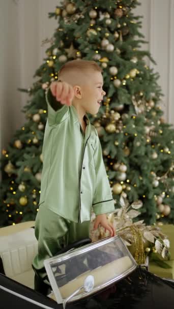 一个孩子在一个假日的早晨醒来 从圣诞树下拿新玩具 可爱的孩子们喜欢礼物 — 图库视频影像