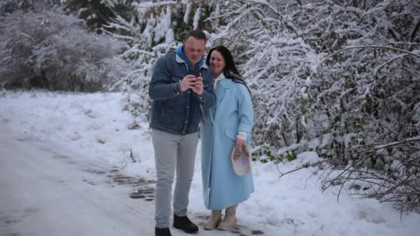Чоловіки Жінки Закохані Роблять Фотографії Мобільних Телефонах Стоячи Біля Дерева — стокове відео