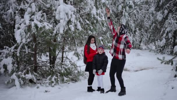 Glückliche Familie Hat Spaß Mit Schnee Winterwald — Stockvideo