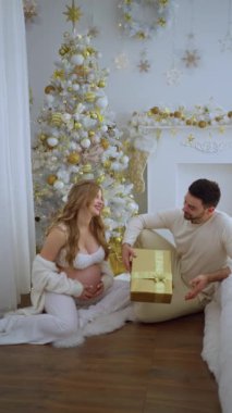 Bir adam hamile karısına altın bir kutuda Noel hediyesi verir..