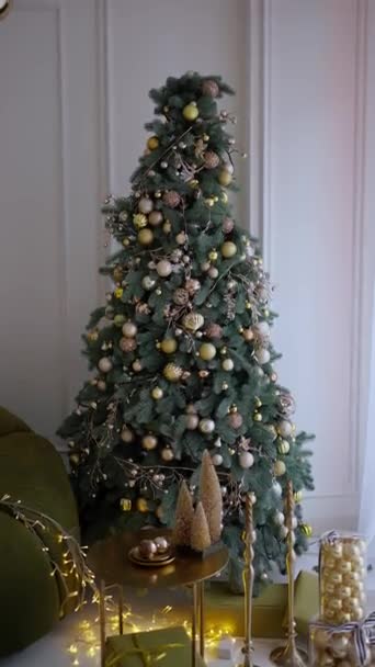 Kerstboom Versierd Met Gouden Ballen Strikken Verlichting Begrip Wintervakantie Garland — Stockvideo