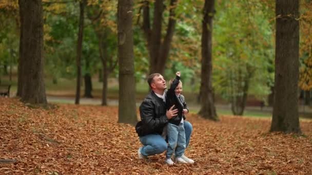 Щаслива Сім Батько Кидає Сина Повітря Граючи Своїм Сином Парку — стокове відео