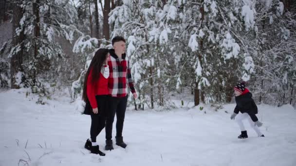 快乐的一家人在冬天的森林里散步 — 图库视频影像