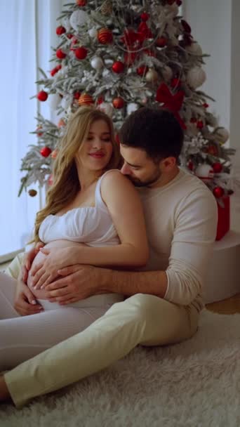 Marido Esposa Grávida Celebram Ano Novo Perto Árvore Natal Casa — Vídeo de Stock