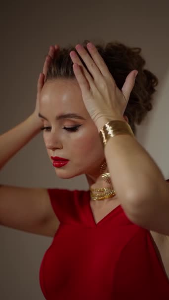 Gyönyörű Lány Piros Ajkakkal Piros Ruhában Lenyűgöző Barna Modell Kifejező — Stock videók